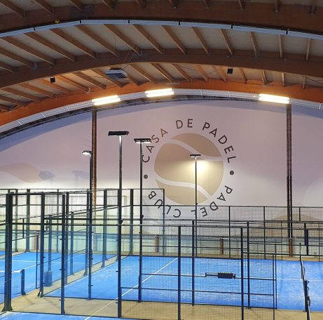 zicht op banner padelbaan logo klant